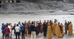 देवीघाटमा बाढीपीडितको सम्झनामा बौद्ध भिक्षुको प्रार्थना