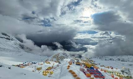 मनास्लुमा हिमपहिरोमा पुरिएर दुई आरोहीको मृत्यु