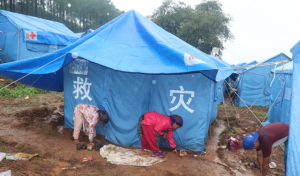 निरन्तर वर्षाले भोटेकोशी बाढीपीडितको अस्थायी टहरामा पानी पस्यो