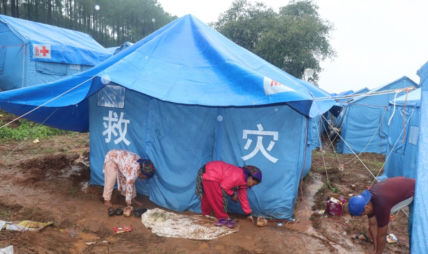निरन्तर वर्षाले भोटेकोशी बाढीपीडितको अस्थायी टहरामा पानी पस्यो