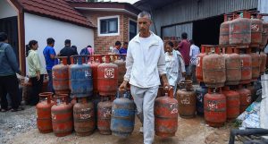 उपत्यकामा एलपी ग्यासको अभाव झन् – झन् बढ्दै, डिपोमा उपभोक्ताको लामो लाइन
