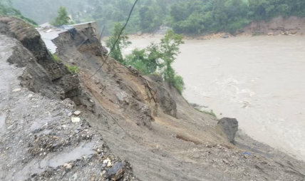 कृष्णभीरमा फेरि भासियो सडक, राजमार्गका दर्जनौँ ठाउँमा पहिरो