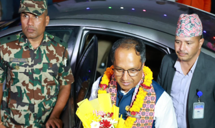 नवनियुक्त उद्योगमन्त्री साहले गरे पदभार ग्रहण, मन्त्रालयको मूल ढोकामा ढोगेर कार्यकक्ष प्रवेश नवनियुक्त उद्योगमन्त्री साहले गरे पदभार ग्रहण, मन्त्रालयको मूल ढोकामा ढोगेर कार्यकक्ष प्रवेश