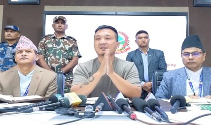 अझै आशा मारेका छैनौं, सुरुङको माथिल्लो भागबाट खनेर उद्धारको सम्भावना खोज्दैछौं : गृहमन्त्री गुरुङ