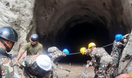 टनेलमा फसेकाको उद्धार ब्रेक थ्रु नभएसम्म जारी राख्छौंः नेपाली सेना